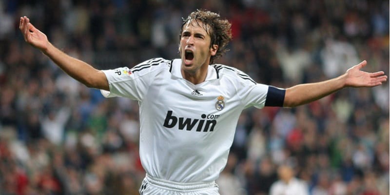 Raul Gonzalez hiện giờ là người giữ kỷ lục thi đấu cho Real Madrid nhiều nhất